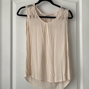 Dainty doily women’s top. Size small.